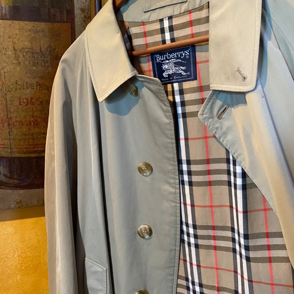 Classic Burberrys London Trench Coat - Picture 5 of 16